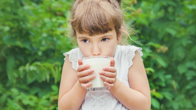 03_Stock - girl drinking milk